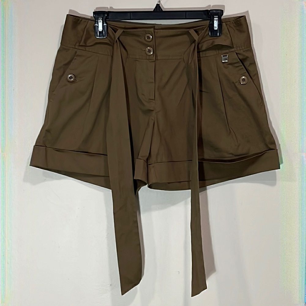 Vertigo Paris Extremely Cute Khaki Green Loose Fitting Shorts. Size 10.